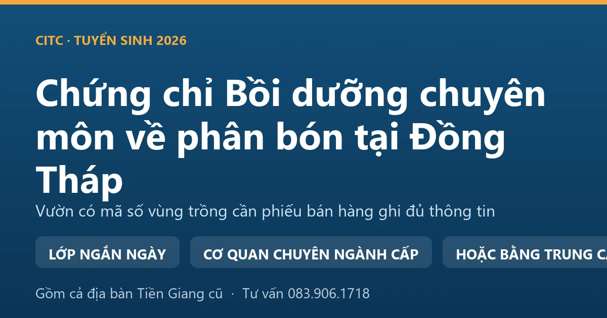 Nhân viên cửa hàng vật tư nông nghiệp tại Đồng Tháp ghi phiếu bán hàng cho nhà vườn có mã số vùng trồng