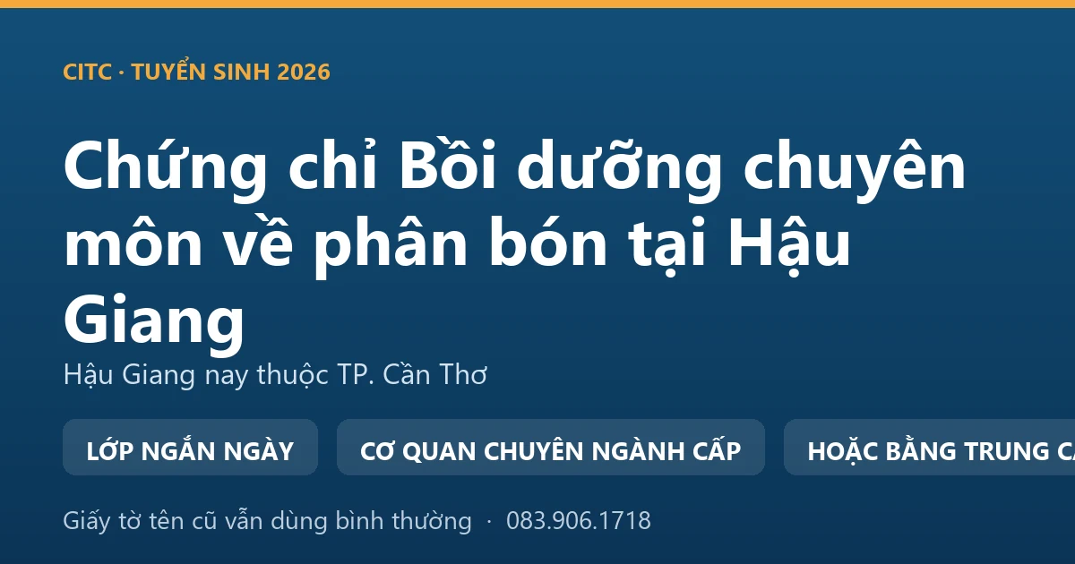 Người bán vật tư nông nghiệp tại Hậu Giang kiểm tra nhãn bao phân bón trước khi giao cho khách