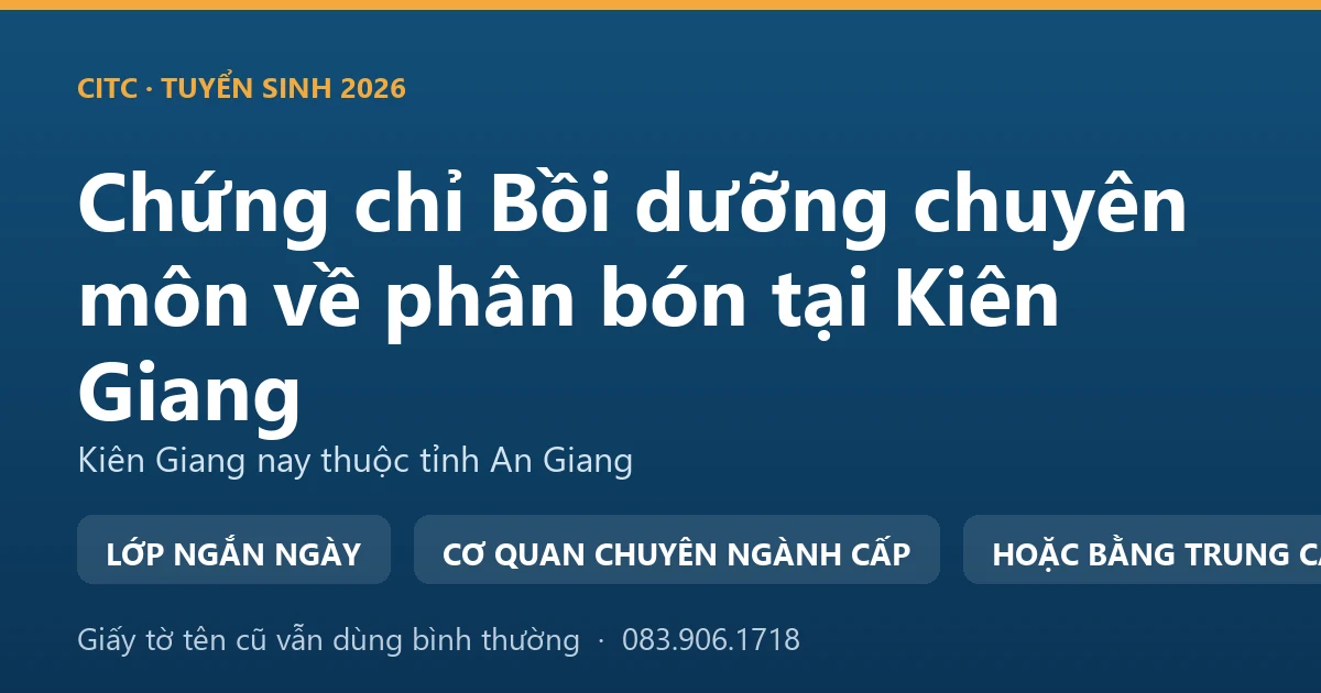 Người bán vật tư nông nghiệp tại Kiên Giang kiểm tra nhãn bao phân bón trước khi giao cho khách