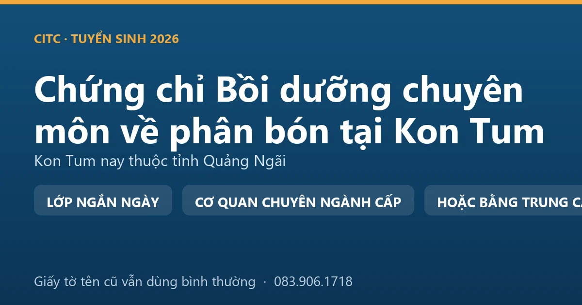 Người bán vật tư nông nghiệp tại Kon Tum kiểm tra nhãn bao phân bón trước khi giao cho khách