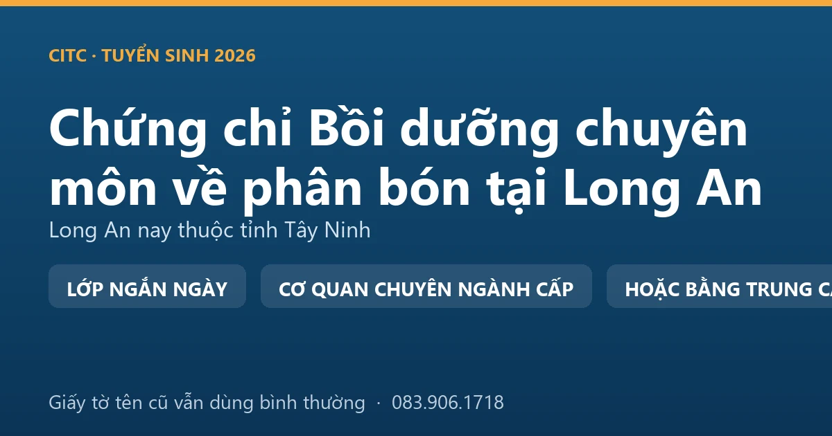 Người bán vật tư nông nghiệp tại Long An kiểm tra nhãn bao phân bón trước khi giao cho khách