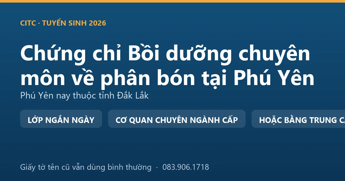 Người bán vật tư nông nghiệp tại Phú Yên kiểm tra nhãn bao phân bón trước khi giao cho khách