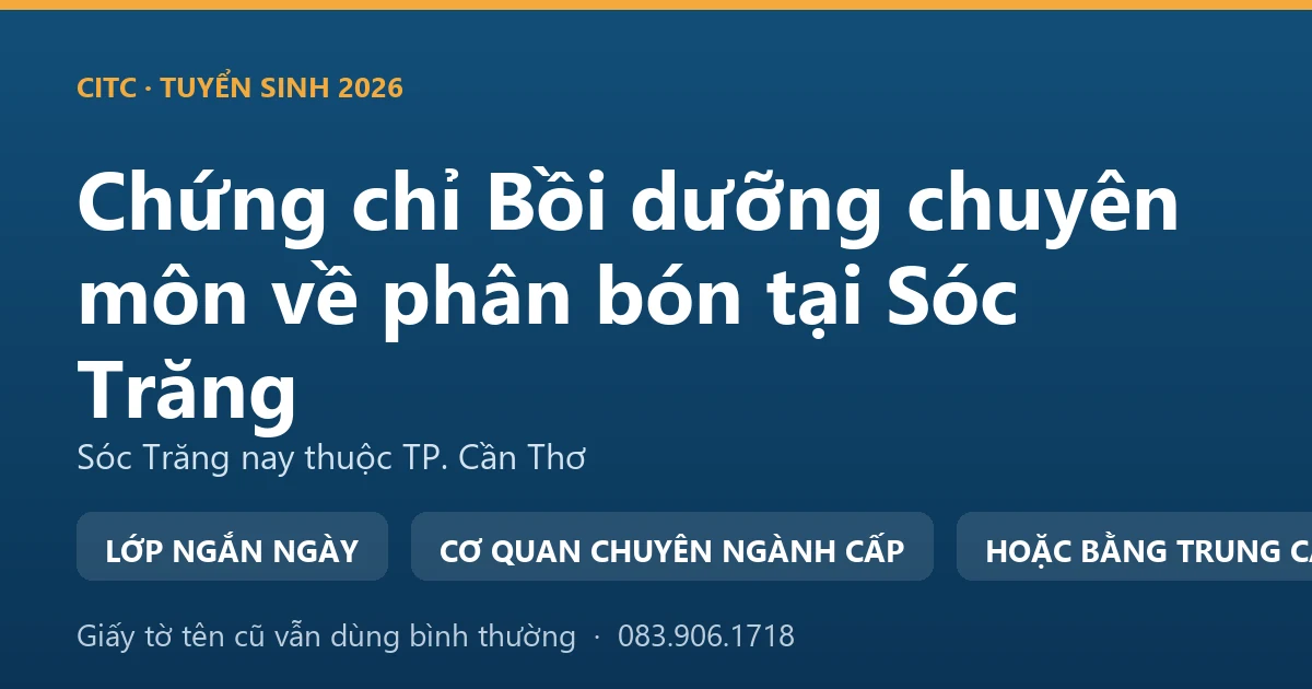 Người bán vật tư nông nghiệp tại Sóc Trăng kiểm tra nhãn bao phân bón trước khi giao cho khách