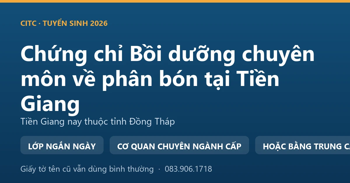 Người bán vật tư nông nghiệp tại Tiền Giang kiểm tra nhãn bao phân bón trước khi giao cho khách
