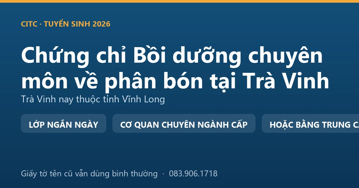 Người bán vật tư nông nghiệp tại Trà Vinh kiểm tra nhãn bao phân bón trước khi giao cho khách