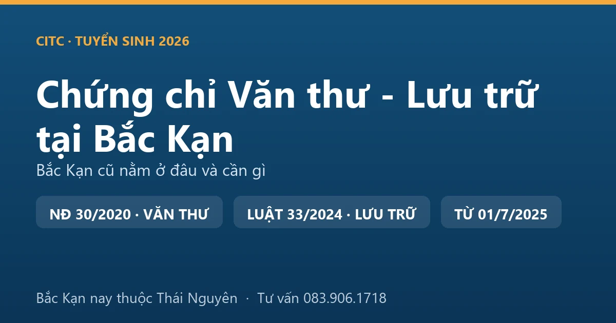 Người làm công tác văn thư, lưu trữ tại Bắc Kạn sắp xếp hồ sơ, tài liệu trong kho lưu trữ cơ quan