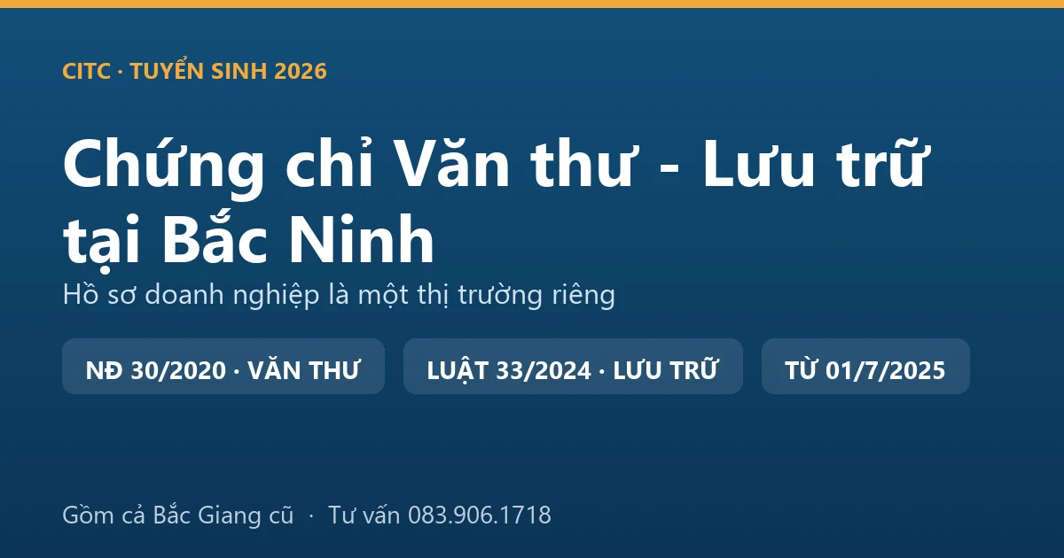 Người làm công tác văn thư, lưu trữ tại Bắc Ninh sắp xếp hồ sơ, tài liệu trong kho lưu trữ cơ quan