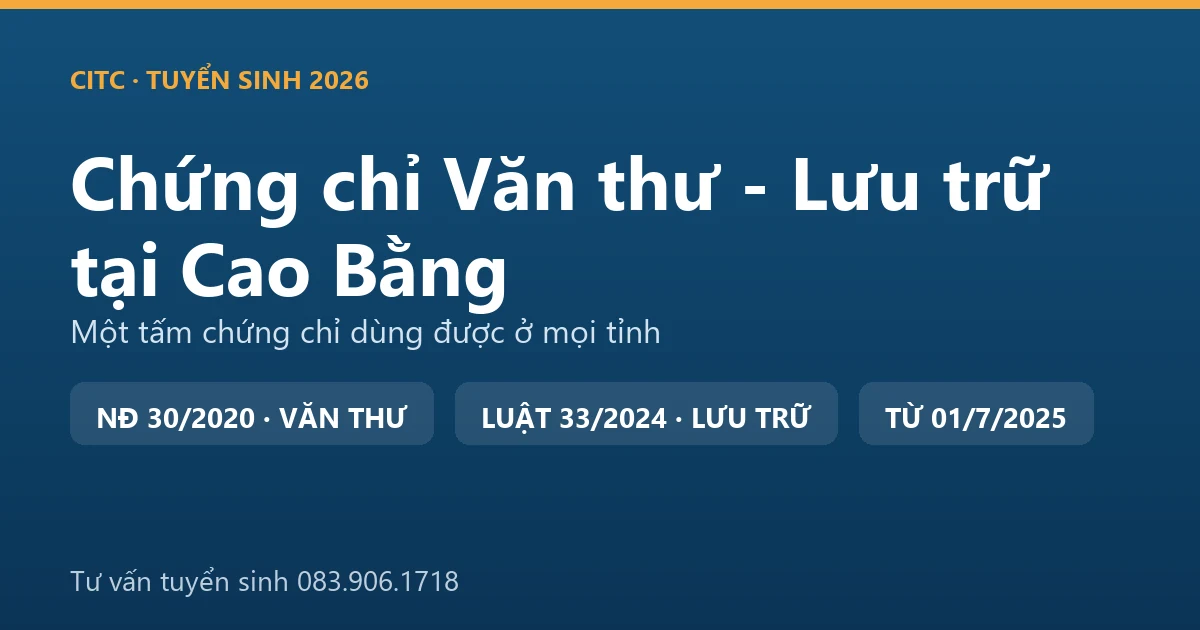 Người làm công tác văn thư, lưu trữ tại Cao Bằng sắp xếp hồ sơ, tài liệu trong kho lưu trữ cơ quan