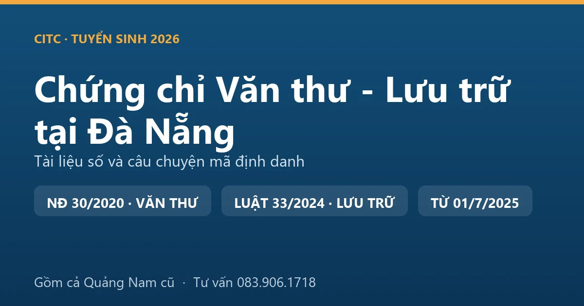 Người làm công tác văn thư, lưu trữ tại Đà Nẵng sắp xếp hồ sơ, tài liệu trong kho lưu trữ cơ quan