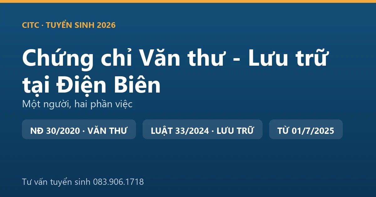 Người làm công tác văn thư, lưu trữ tại Điện Biên sắp xếp hồ sơ, tài liệu trong kho lưu trữ cơ quan