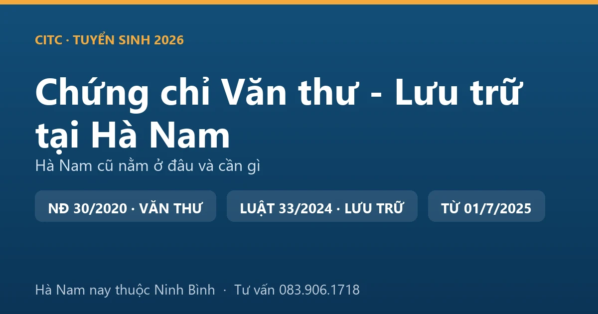 Người làm công tác văn thư, lưu trữ tại Hà Nam sắp xếp hồ sơ, tài liệu trong kho lưu trữ cơ quan
