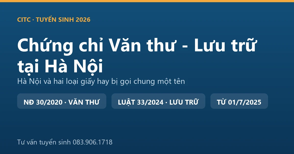 Người làm công tác văn thư, lưu trữ tại Hà Nội sắp xếp hồ sơ, tài liệu trong kho lưu trữ cơ quan