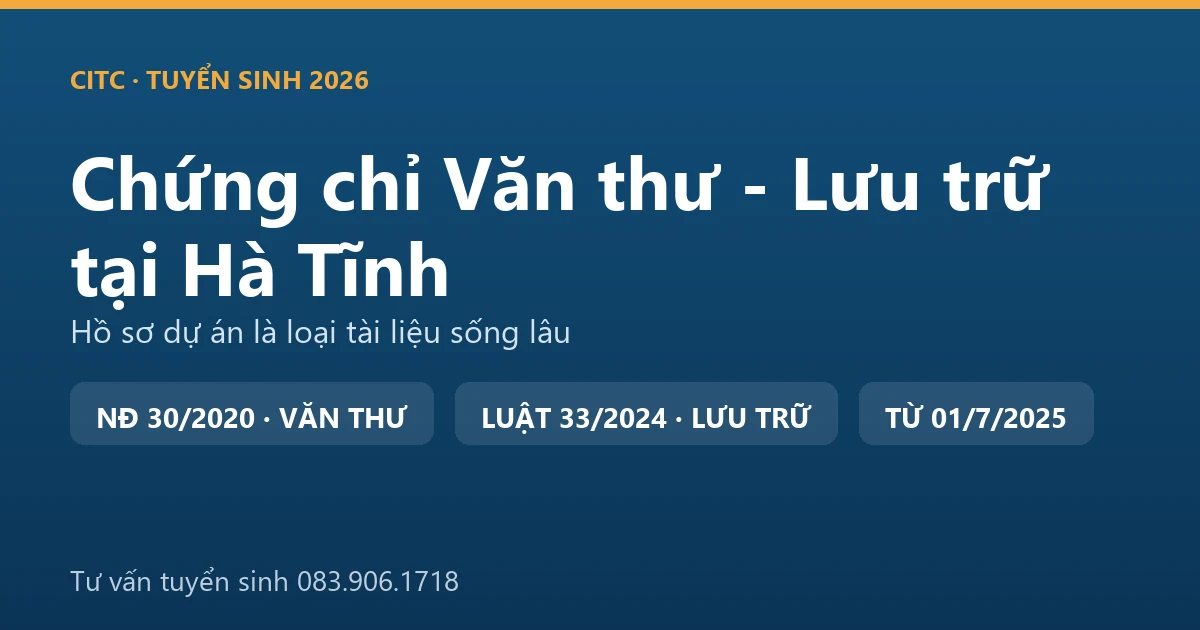 Người làm công tác văn thư, lưu trữ tại Hà Tĩnh sắp xếp hồ sơ, tài liệu trong kho lưu trữ cơ quan