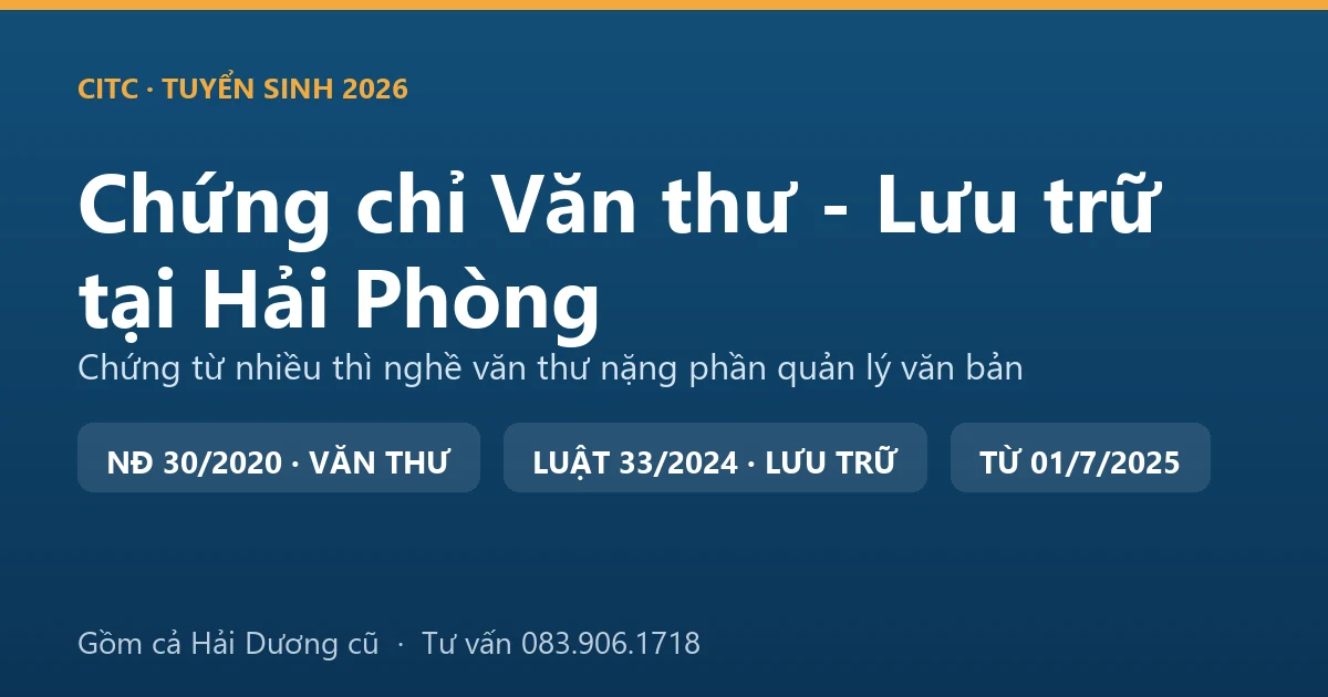 Người làm công tác văn thư, lưu trữ tại Hải Phòng sắp xếp hồ sơ, tài liệu trong kho lưu trữ cơ quan