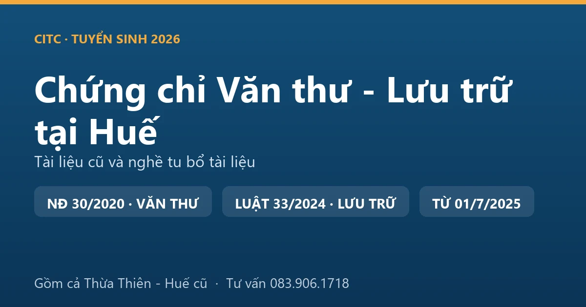 Người làm công tác văn thư, lưu trữ tại Huế sắp xếp hồ sơ, tài liệu trong kho lưu trữ cơ quan