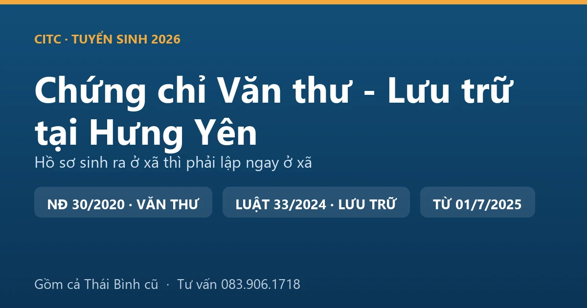 Người làm công tác văn thư, lưu trữ tại Hưng Yên sắp xếp hồ sơ, tài liệu trong kho lưu trữ cơ quan