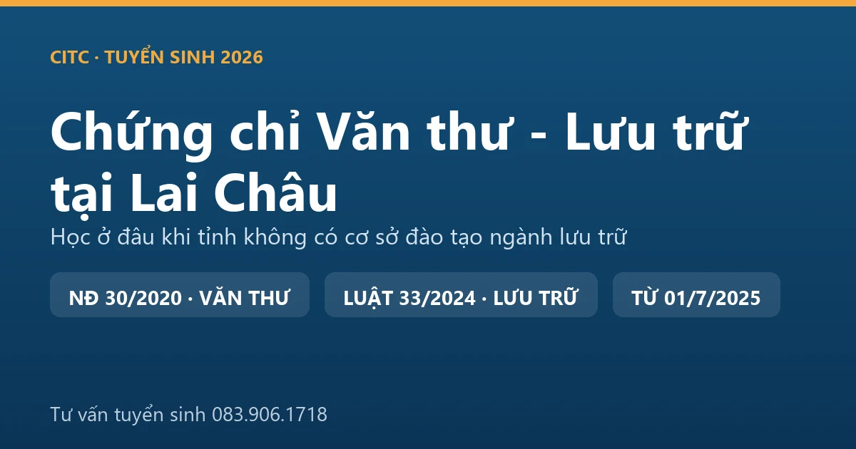 Người làm công tác văn thư, lưu trữ tại Lai Châu sắp xếp hồ sơ, tài liệu trong kho lưu trữ cơ quan
