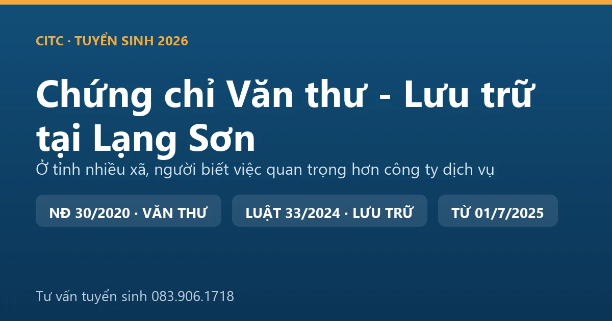 Người làm công tác văn thư, lưu trữ tại Lạng Sơn sắp xếp hồ sơ, tài liệu trong kho lưu trữ cơ quan