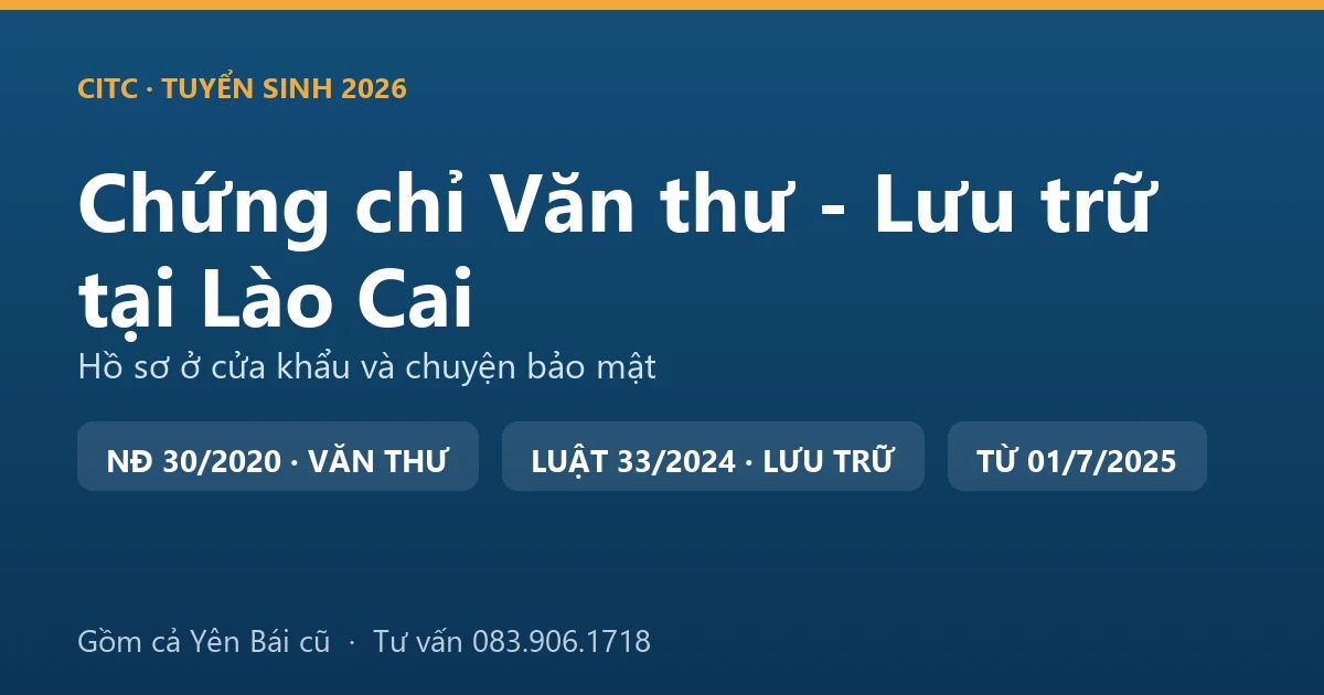 Người làm công tác văn thư, lưu trữ tại Lào Cai sắp xếp hồ sơ, tài liệu trong kho lưu trữ cơ quan