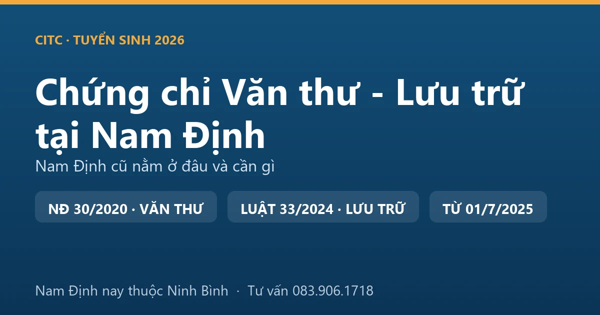 Người làm công tác văn thư, lưu trữ tại Nam Định sắp xếp hồ sơ, tài liệu trong kho lưu trữ cơ quan