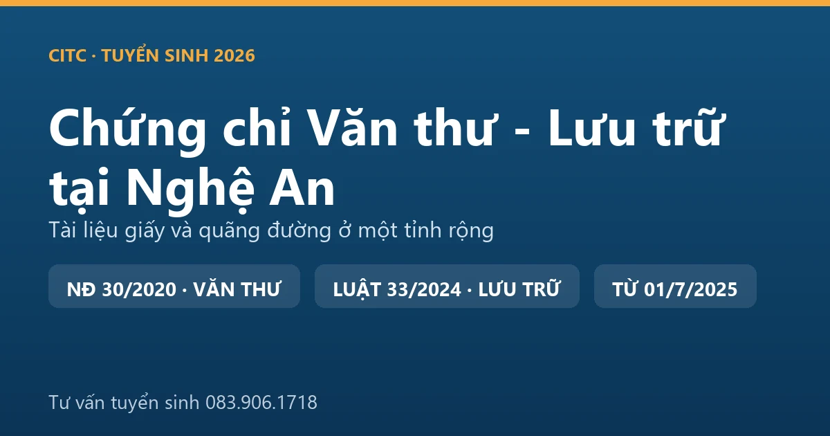 Người làm công tác văn thư, lưu trữ tại Nghệ An sắp xếp hồ sơ, tài liệu trong kho lưu trữ cơ quan