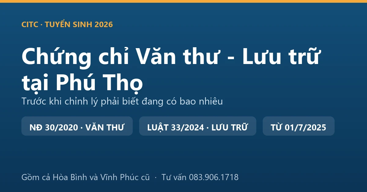 Người làm công tác văn thư, lưu trữ tại Phú Thọ sắp xếp hồ sơ, tài liệu trong kho lưu trữ cơ quan