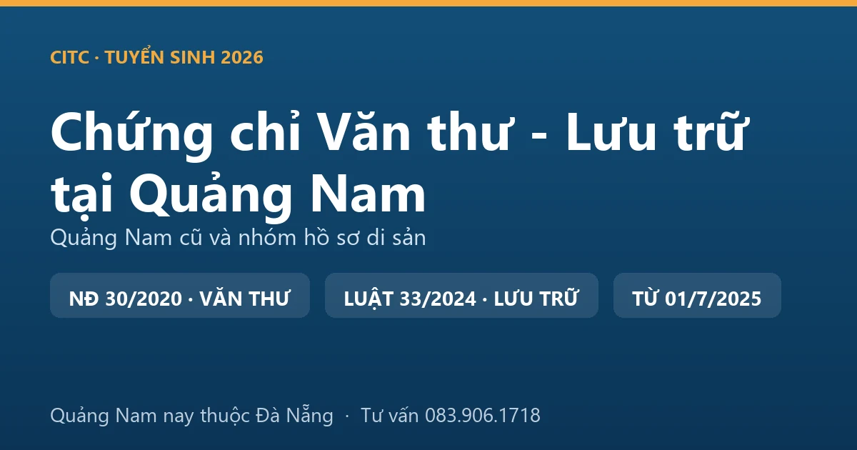 Người làm công tác văn thư, lưu trữ tại Quảng Nam sắp xếp hồ sơ, tài liệu trong kho lưu trữ cơ quan