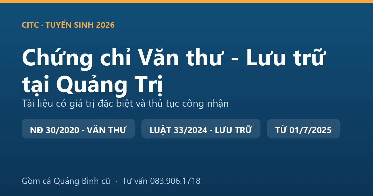 Người làm công tác văn thư, lưu trữ tại Quảng Trị sắp xếp hồ sơ, tài liệu trong kho lưu trữ cơ quan