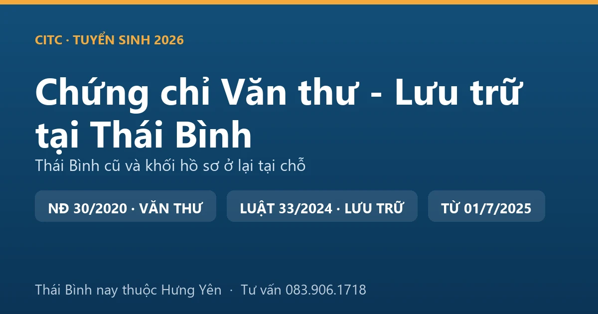 Người làm công tác văn thư, lưu trữ tại Thái Bình sắp xếp hồ sơ, tài liệu trong kho lưu trữ cơ quan
