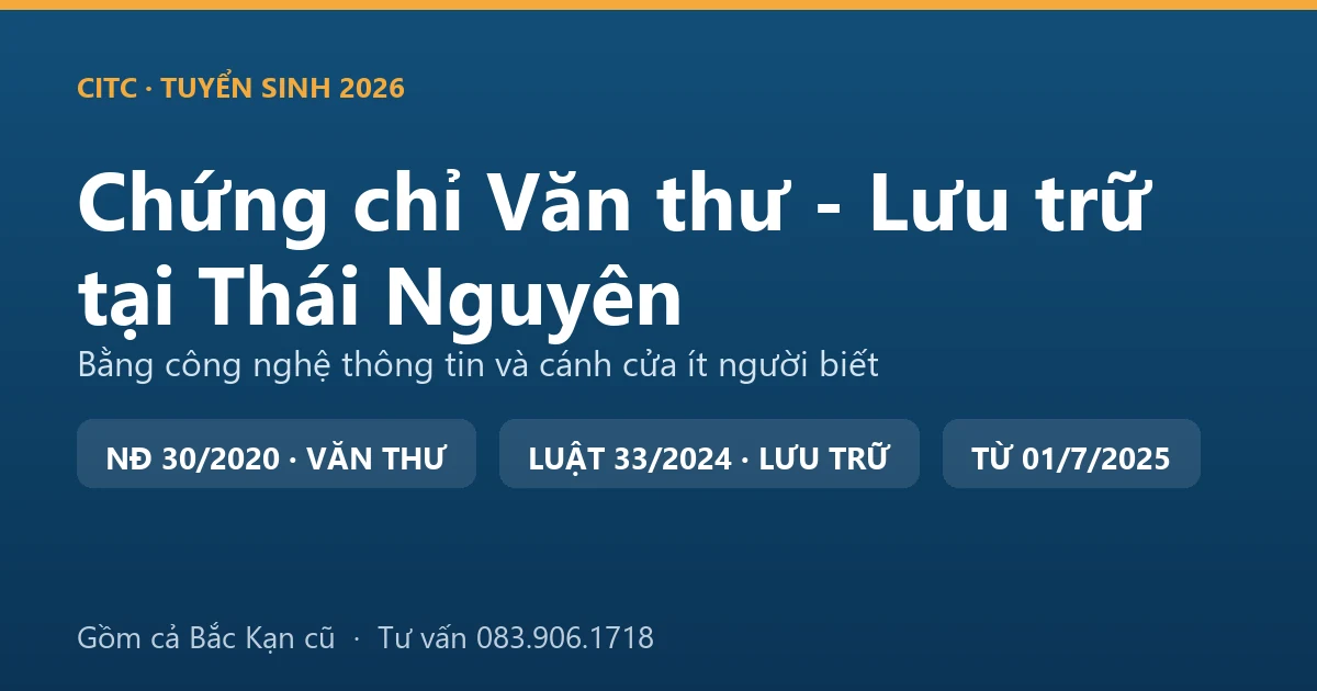 Người làm công tác văn thư, lưu trữ tại Thái Nguyên sắp xếp hồ sơ, tài liệu trong kho lưu trữ cơ quan