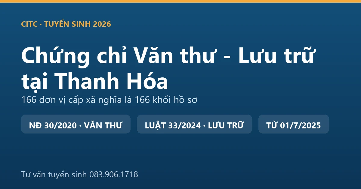 Người làm công tác văn thư, lưu trữ tại Thanh Hóa sắp xếp hồ sơ, tài liệu trong kho lưu trữ cơ quan