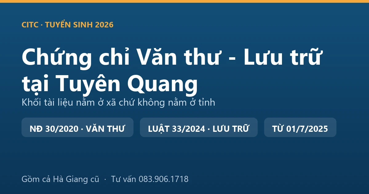 Người làm công tác văn thư, lưu trữ tại Tuyên Quang sắp xếp hồ sơ, tài liệu trong kho lưu trữ cơ quan
