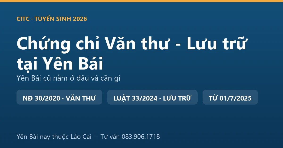 Người làm công tác văn thư, lưu trữ tại Yên Bái sắp xếp hồ sơ, tài liệu trong kho lưu trữ cơ quan
