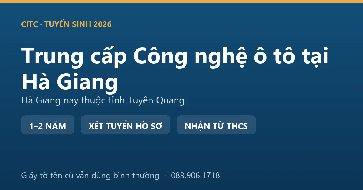 Học viên tại địa bàn Hà Giang cũ kiểm tra phanh và lốp xe du lịch trước khi vào tuyến đèo