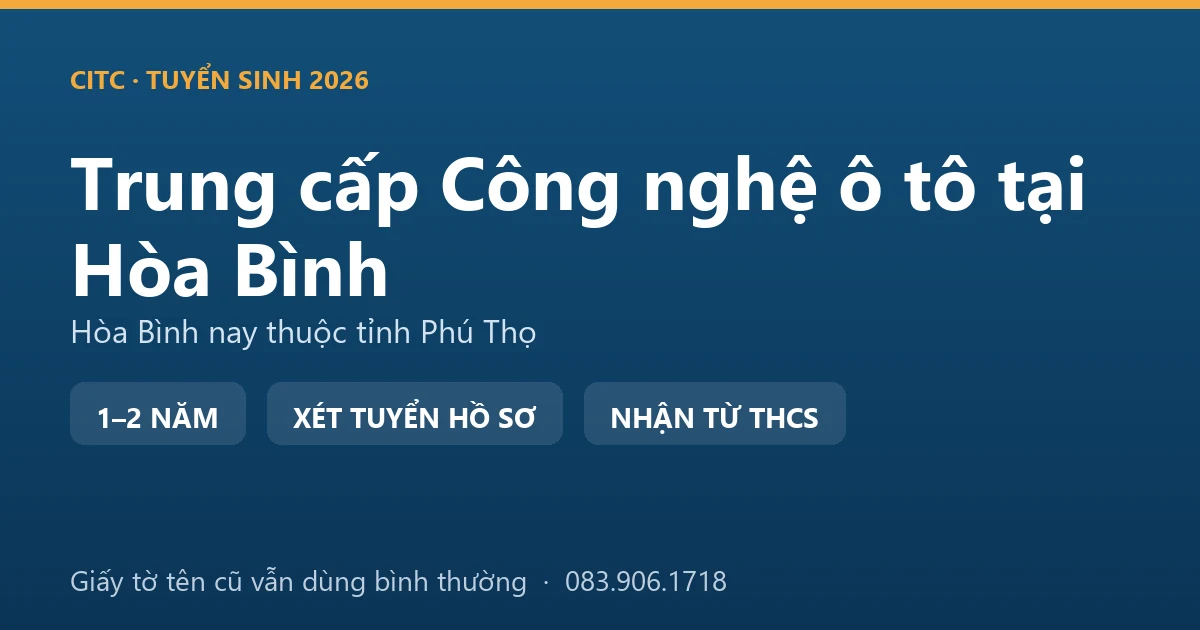 Học viên tại địa bàn Hòa Bình cũ kiểm tra hệ thống phanh xe tải chở vật liệu trên quốc lộ 6