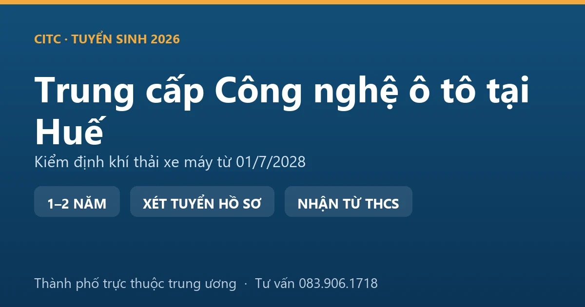 Học viên trung cấp Công nghệ ô tô tại Huế đo khí thải xe máy trên thiết bị thực hành