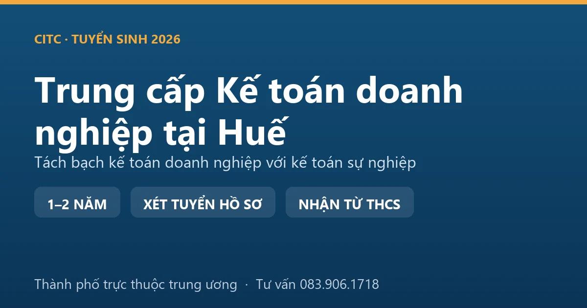Học viên trung cấp Kế toán doanh nghiệp tại Huế đối chiếu sổ sách của cơ sở dịch vụ du lịch
