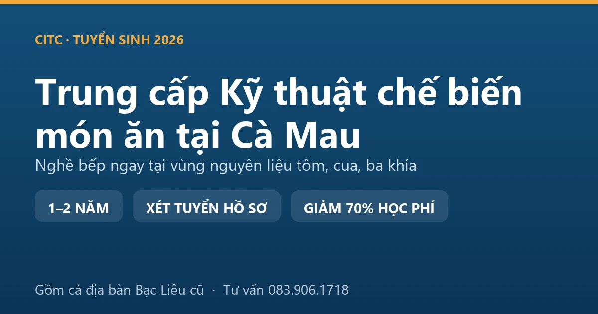 Học viên trung cấp Kỹ thuật chế biến món ăn tại Cà Mau sơ chế cua và tôm trong bếp nhà hàng