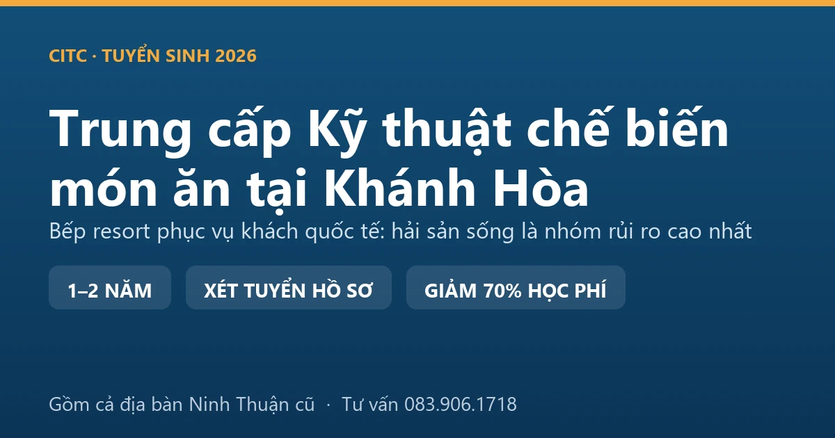 Học viên trung cấp Kỹ thuật chế biến món ăn tại Khánh Hòa sơ chế hải sản trong bếp resort Nha Trang