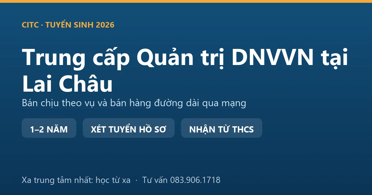 Học viên trung cấp Quản trị doanh nghiệp vừa và nhỏ tại Lai Châu kiểm tra sổ hàng và công nợ của cửa hàng tại xã