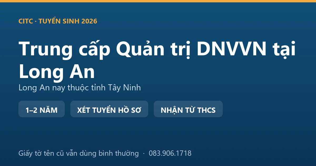 Người quản lý cơ sở dịch vụ tại Long An kiểm tra hợp đồng cung ứng cho nhà máy trong khu công nghiệp