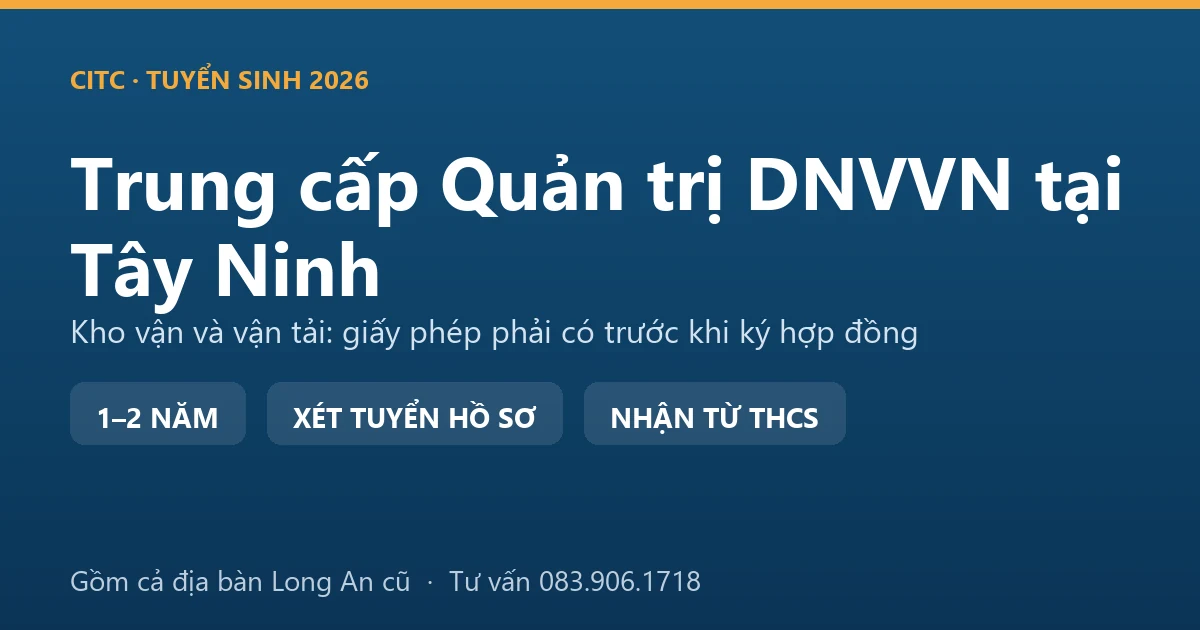 Người điều hành doanh nghiệp kho vận tại Tây Ninh kiểm tra giấy phép và hợp đồng trước khi nhận lô hàng